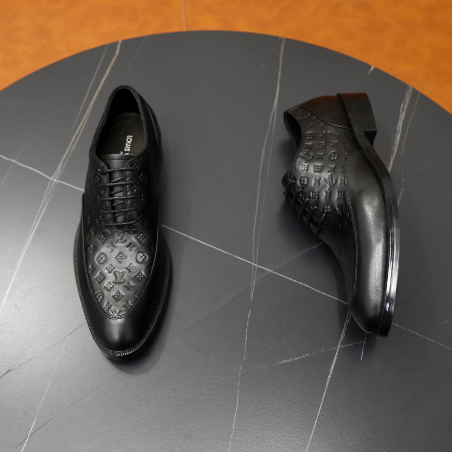 Men's shoes: 280🙅‍♂️🙅‍♂️🙅‍♂️Niuli Brand: LV Louis Vuitton Size: 39-44 (38, 45, 46 can be customized) Level: Counter classic Material: Original soft cowhide upper Comfortable cowhide lining Original lightweight outsole Style category: Formal business casual driving leather shoes Color: Color of the actual picture